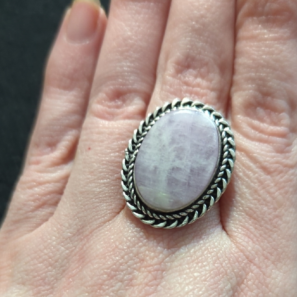 Silver Plated Pastel Purple Kunzite Gemstone Oval Statement Ring - Size 10